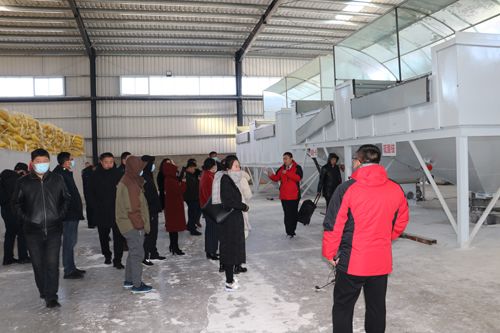 筑夢峰會核心客戶參觀通四方農(nóng)科高塔車間投料口處 筑夢峰會核心客戶參觀通四方農(nóng)科高塔車間投料口處